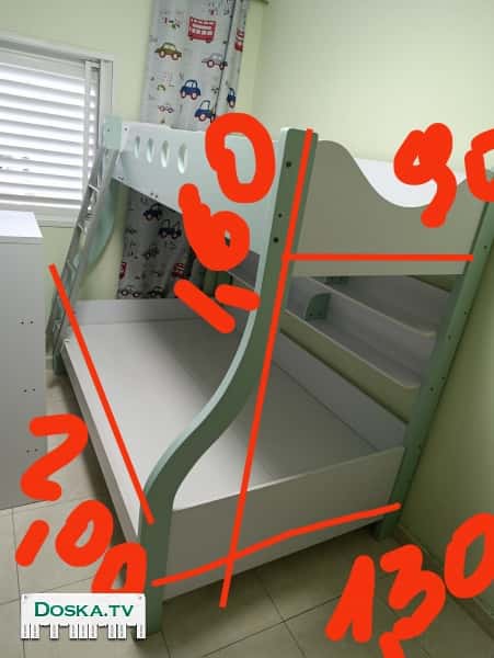 двухъярусную детскую кровать, нижний ярус полтора спальная, верхний одна спальная