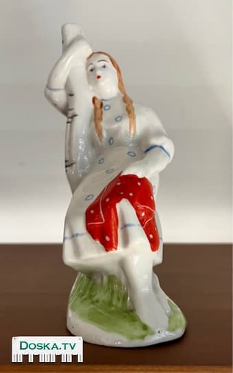 Фарфоровая статуэтка Девушка у берёзы 60-е годы СССР