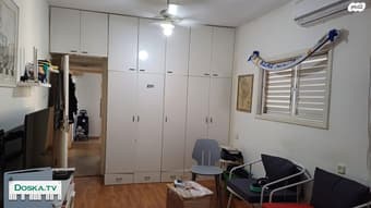 в центре Петах-Тиквы, в районе Эйн-Ганим. Трёхкомнатная квартира площадью 72