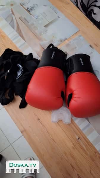 баксёрский набор : баксёрские перчатки, капа, бинты под баксёрские перчатки.