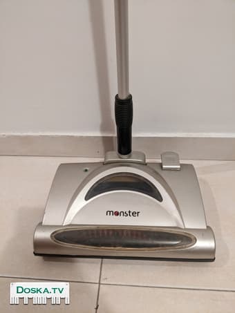 Электрический веник. Работает от встроенного аккумулятора. Ёмкость для мусора