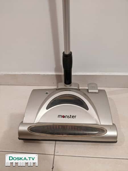 Электрический веник. Работает от встроенного аккумулятора. Ёмкость для мусора