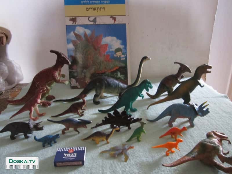 Небольшая Коллекция динозавров с энциклопедией динозавров. Разных производителей примерно с