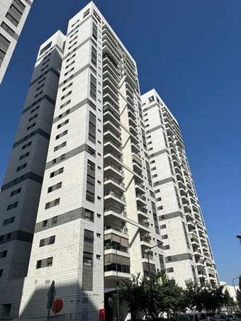 Продаётся просторная 6-комнатная квартира. Без маклера. Реховот