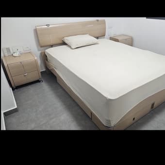 Светлый спальный гарнитур 160x200 с матрасом